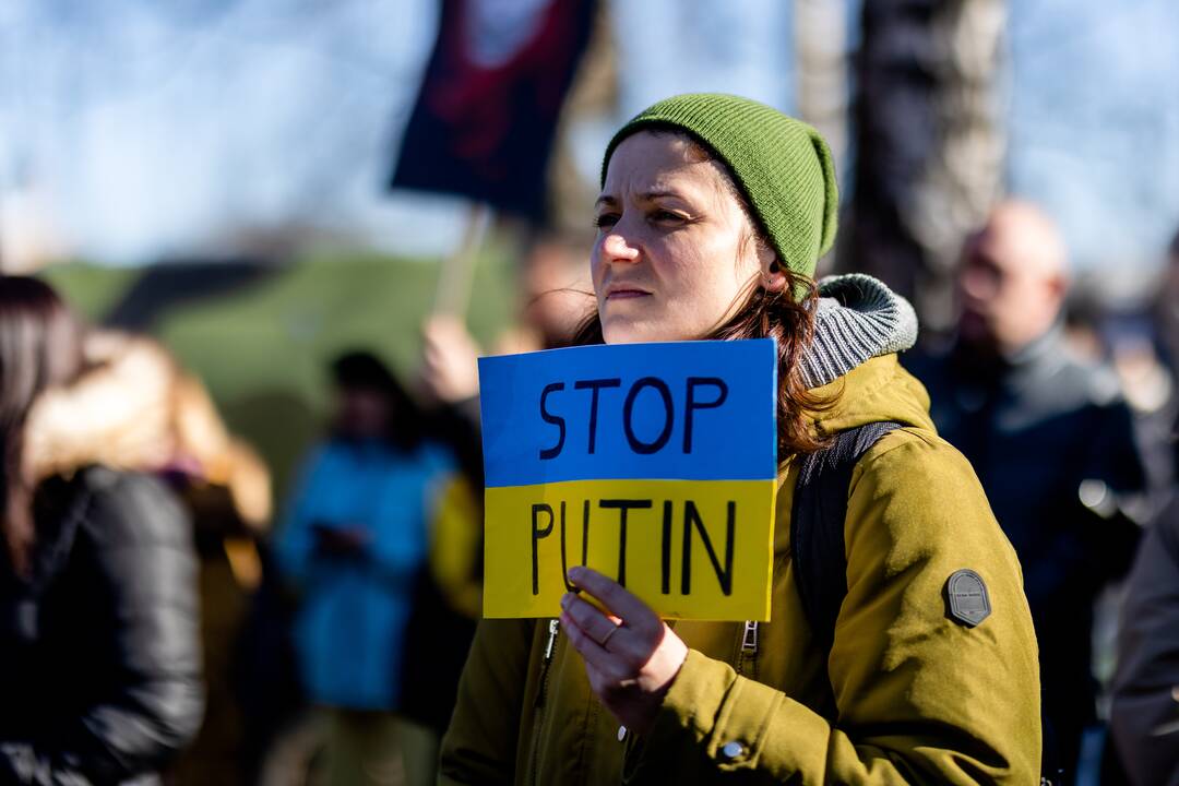 Vilniečiai susirinko „apgulti“ Rusijos ambasados