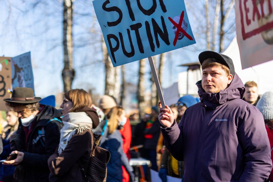 Vilniečiai susirinko „apgulti“ Rusijos ambasados