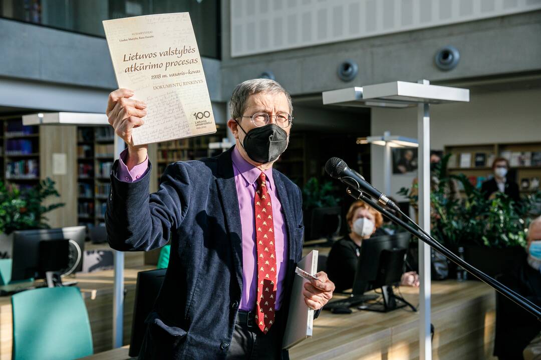 VDU rektoriui įteiktas pirmasis universiteto šimtmečiui skirtas pašto ženklas