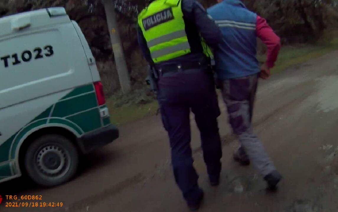 Sulaikytas girtas vairuotojas bandė išsisukti melu: teigė esąs policijos pareigūnas