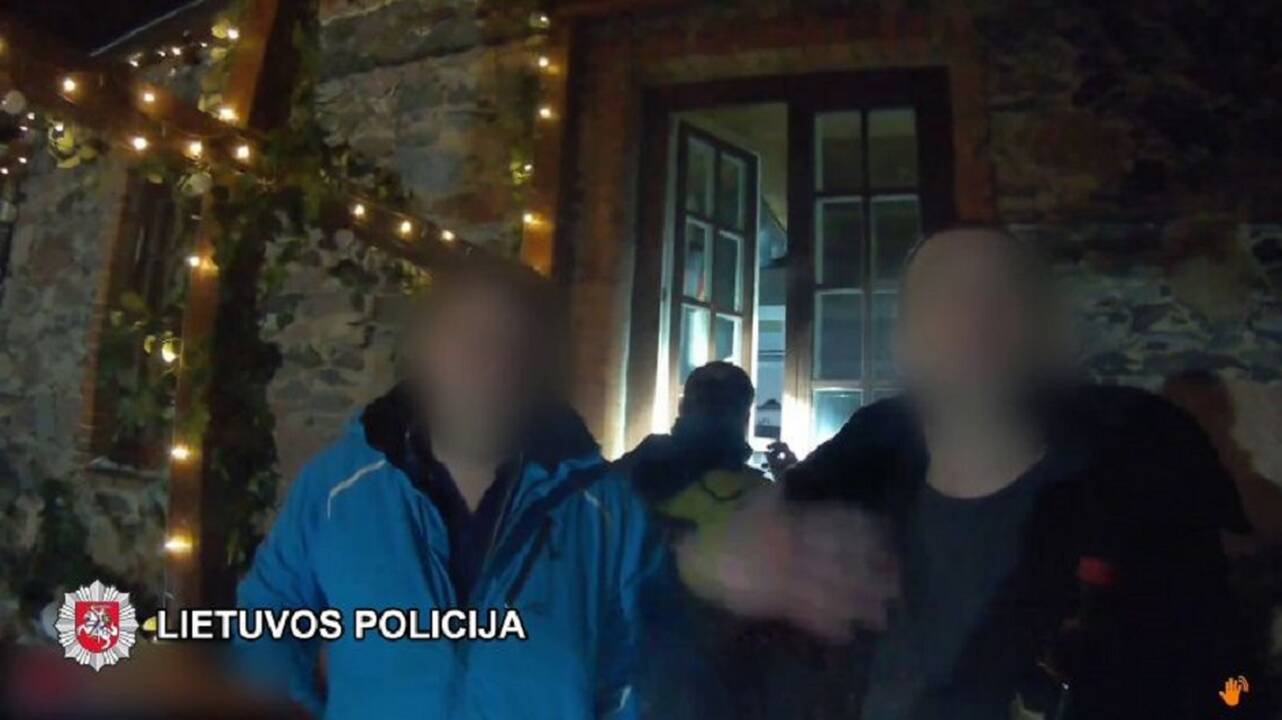 Girtų latvių linksmybės Pakruojo dvare: įsibrovę į vidų, gėrė alkoholį (vaizdo įrašas)