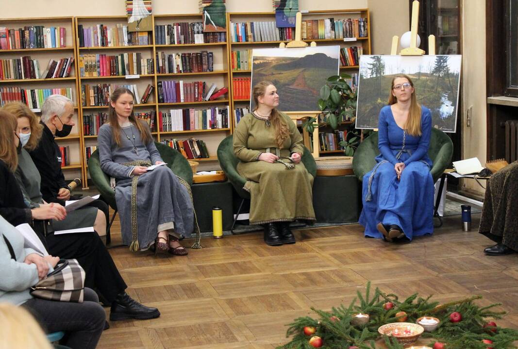 Ramybė: „Girjaukio“ dainininkės adventine nuotaika dalinosi su bibliotekos lankytojais.