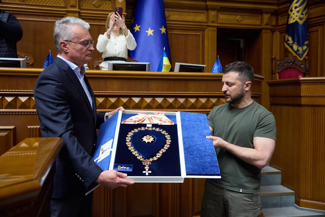 V. Zelenskiui įteiktas aukščiausias Lietuvos valstybės apdovanojimas