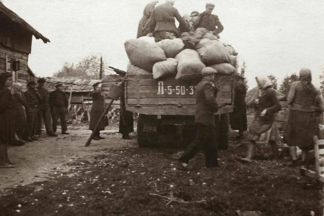 Liudijimas: slapta fotografuotas 1951 m. spalio mėn. vykdyto trėmimo momentas.  Jį nufotografavęs pogrindinės organizacijos narys Kazys Kavoliūnas 1952 m. suimtas ir nuteistas 25 m. lagerio.