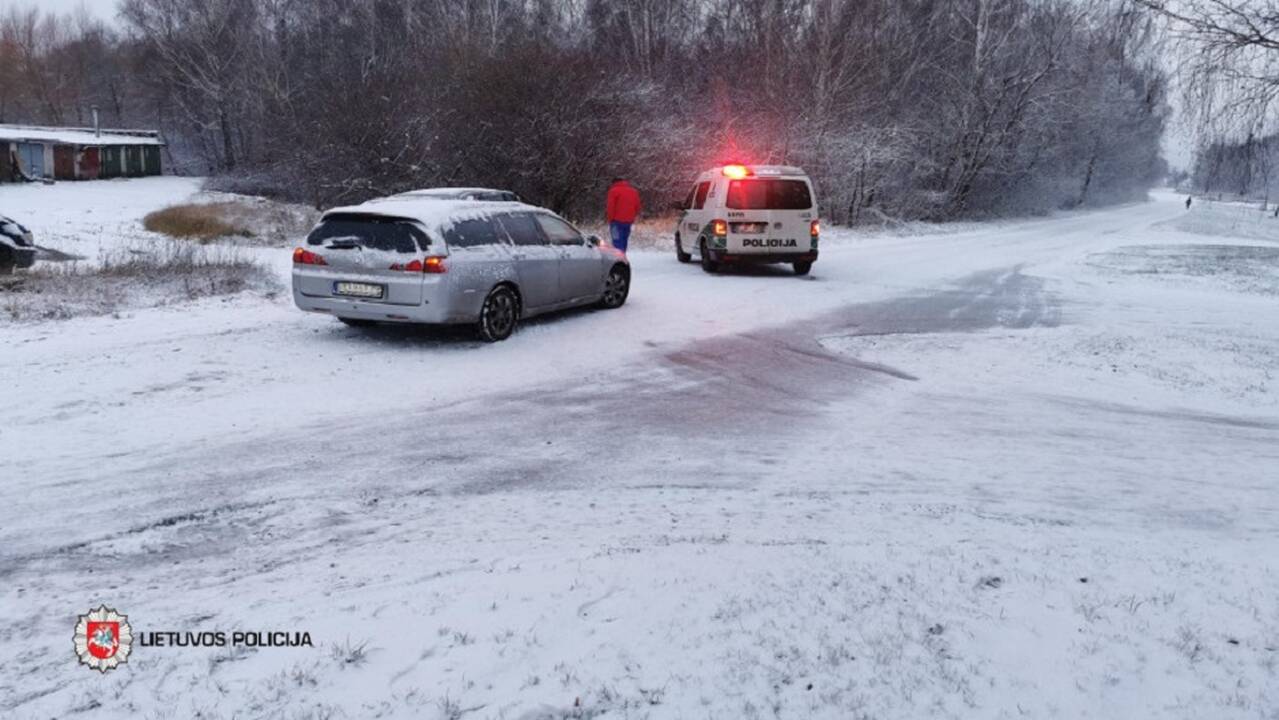 Praėjusi para keliuose: pirmojo sniego išbandymas ne visiems buvo sėkmingas
