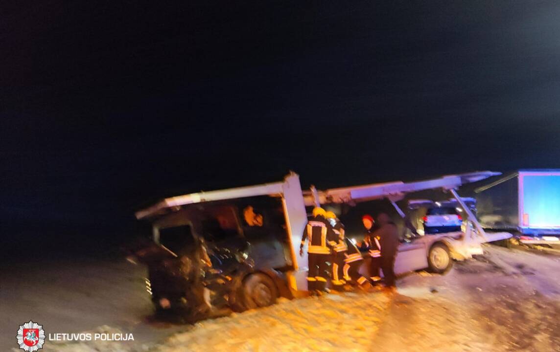 Pasvalio rajone – vilkiko ir automobilvežio susidūrimas: vienas vairuotojas ligoninėje