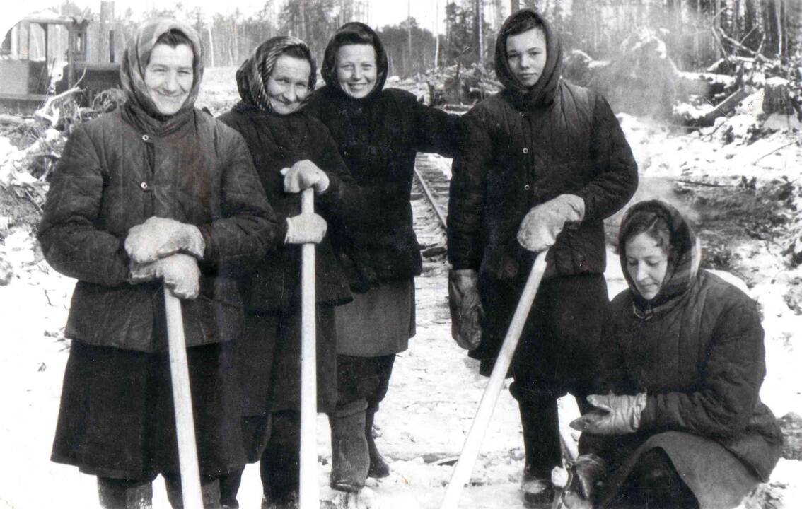 Liudijimas: slapta fotografuotas 1951 m. spalio mėn. vykdyto trėmimo momentas.  Jį nufotografavęs pogrindinės organizacijos narys Kazys Kavoliūnas 1952 m. suimtas ir nuteistas 25 m. lagerio.