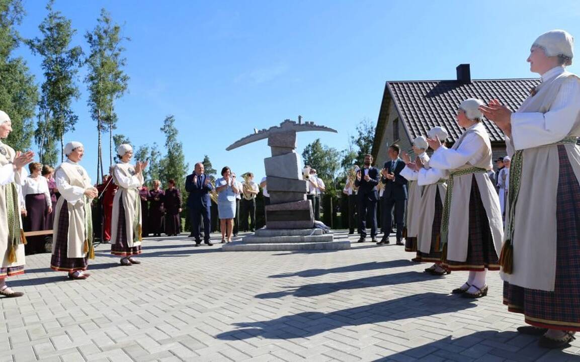 Vyksmas: nepaisant to, kad duoną šiuo metu užsidirba iš statybų, P.Česiūnas kūrybos, gal tiksliau – kūryba skulptoriaus nėra apleidusi.
