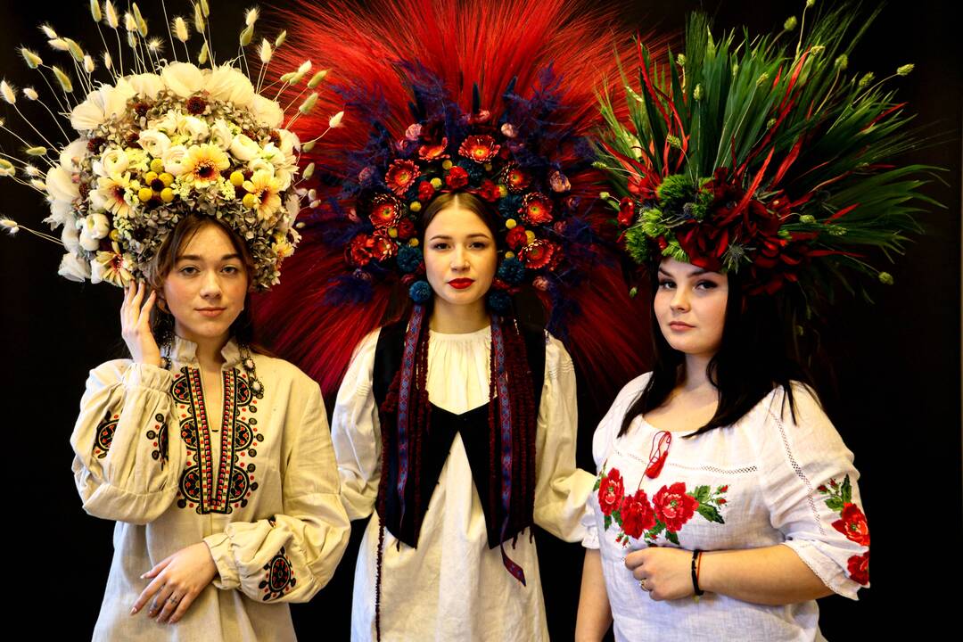 Žinutė: kurdamos gėlių karūnas kaunietės floristės susipažino su ukrainiečių kultūra ir išreiškė solidarumą su karo verpetuose atsidūrusia tauta.