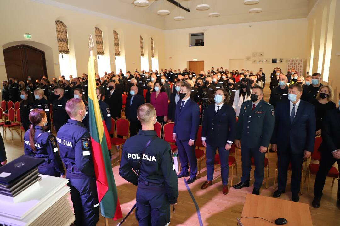 Iškilmingumas: šventės pradžioje sugiedotas šalies himnas.