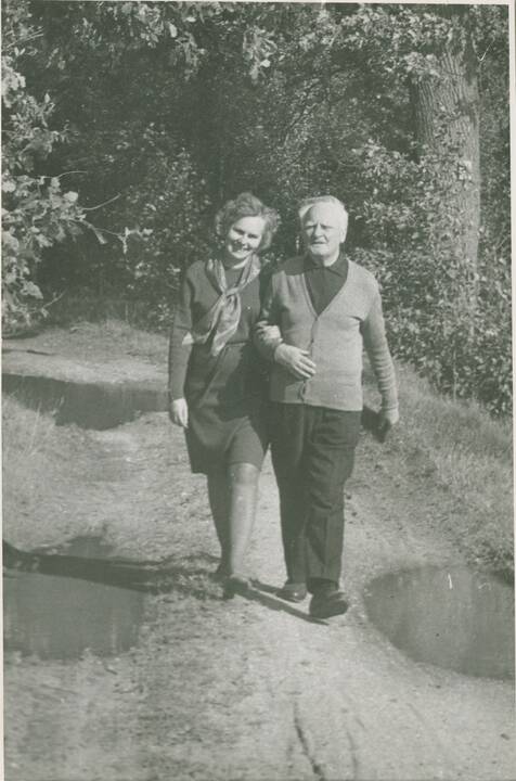 Karta: pirmoji ir vienintelė VU parengta Lietuvos muzeologų absolventų laida (K.Kairiūkštytė – antroje eilėje penkta iš kairės). Vilnius, 1948 m. birželio 29 d.
