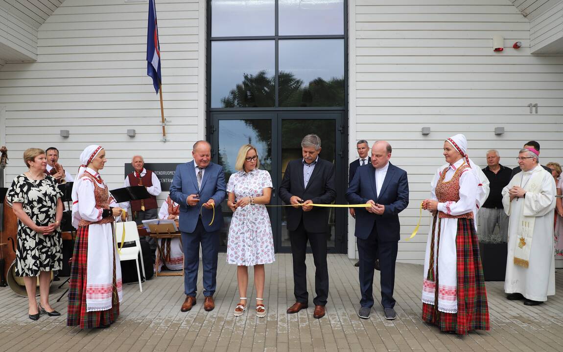 Atidarymas: naujo bendruomeninių paslaugų centro simbolinę juostelę perkirpo (iš kairės) Valerijus Makūnas, E.Valskytė, Sigitas Imbrasas ir Juozas Fakėjavas.