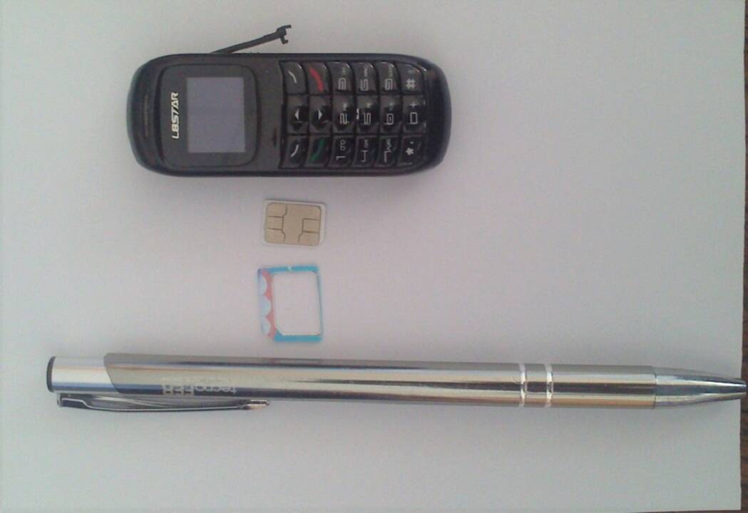 Suimtasis telefoną bandė paslėpti ant veido dėvimoje kaukėje