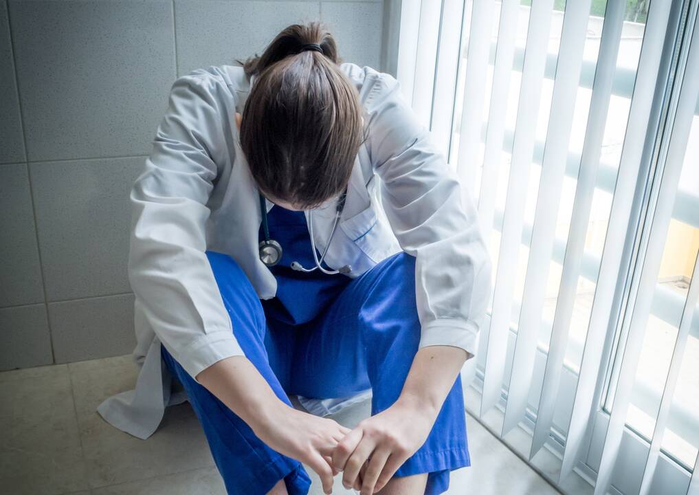 Pavojus: medikų bendruomenė susiduria su dideliu streso lygiu ir veiksniais, sukeliančiais didesnę riziką atsirasti psichikos sveikatos sunkumų.