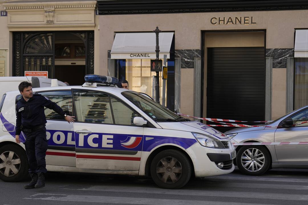 Paryžiaus centre ginkluota gauja apiplėšė „Chanel“ butiką