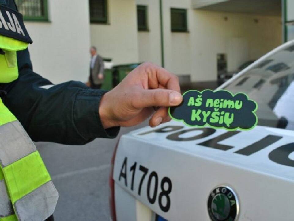 Virš 2 prom. įpūtęs vairuotojas nuo atsakomybės bandė išsisukti 100 eurų kyšiu