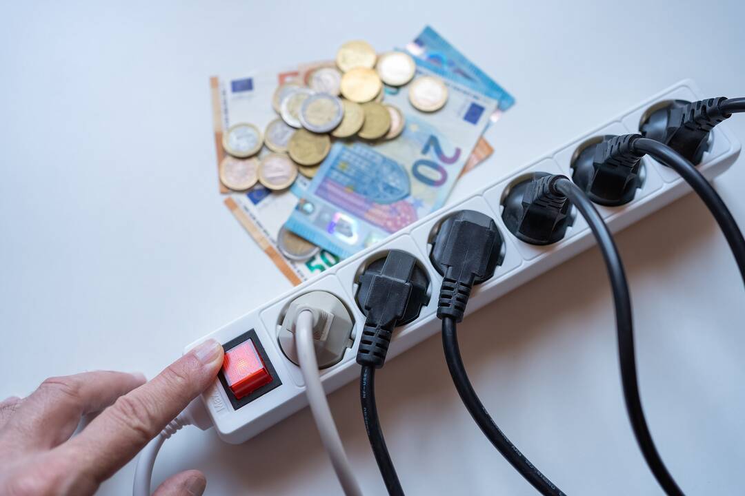 Aistros dėl elektros: vieni skundžiasi kaina, kiti rėžia – jei trūksta pinigų, daugiau uždirbkit
