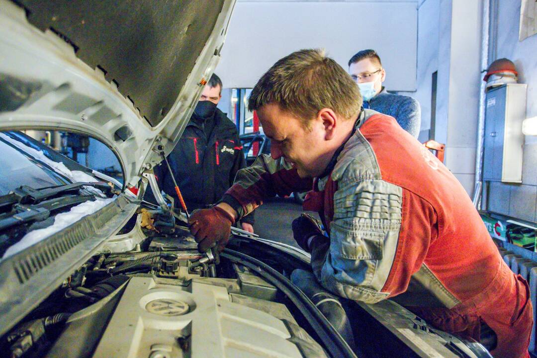 Pagalba: jei susidėvėjo pusašio lankstai, reikės žvilgtelėti į automobilio dugną.