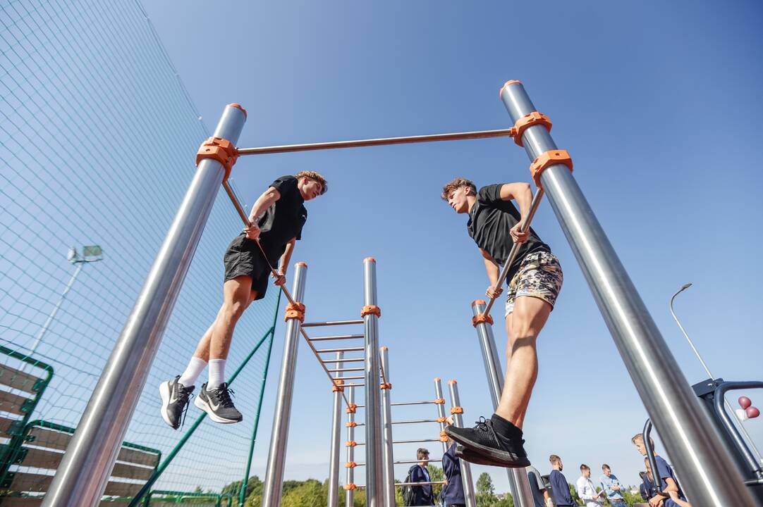 Nuotaika: atnaujinto Raudondvario gimnazijos sporto aikštyno atidarymas – šventė gimnazijos ir vietos bendruomenėms bei Kauno rajono savivaldybei.