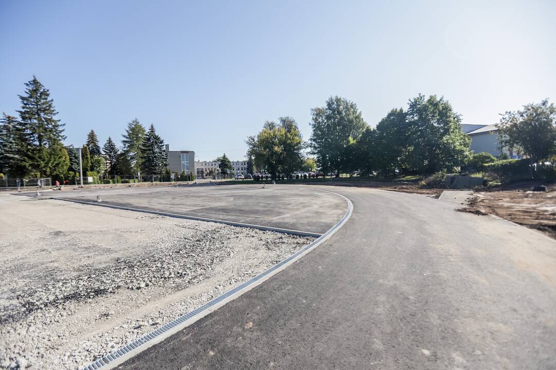 Nuotaika: atnaujinto Raudondvario gimnazijos sporto aikštyno atidarymas – šventė gimnazijos ir vietos bendruomenėms bei Kauno rajono savivaldybei.