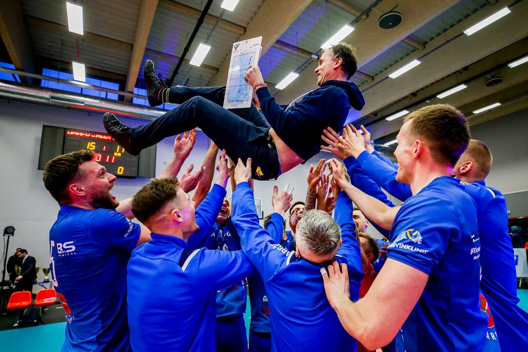 Karalienės: „Kauno-VDU“ tinklininkės laimėjo Lietuvos čempionatą šeštą kartą iš eilės.