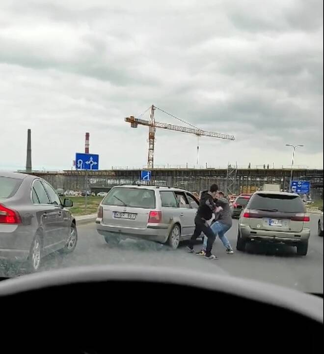 Stebi: vairuotojai net neįtaria, kad juos gali stebėti policijos ekipažas, kuris fiksuoja eismo dalyvius ir išsiunčia pranešimus apie kiekvieną padarytą pažeidimą.