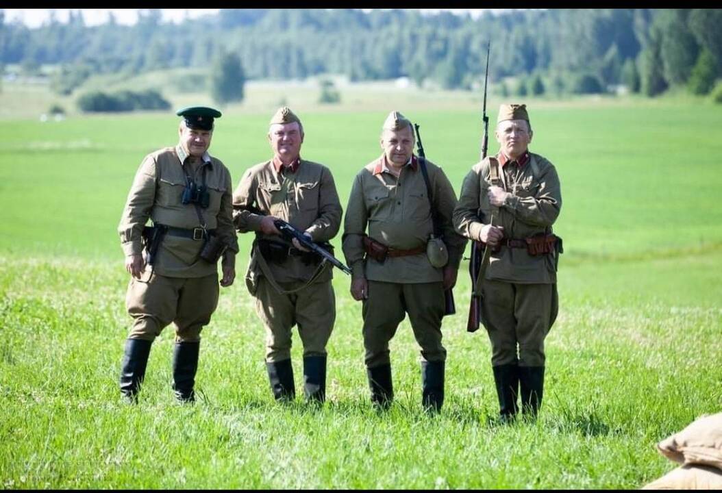 Jausmai: atkurdami nepriklausomybės kovų Lietuvos kariuomenės uniformą vyrai žadina patriotinius jausmus.