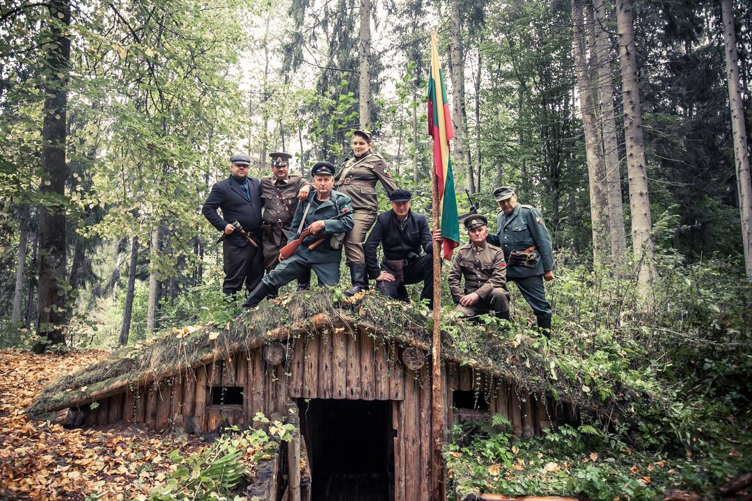 Jausmai: atkurdami nepriklausomybės kovų Lietuvos kariuomenės uniformą vyrai žadina patriotinius jausmus.