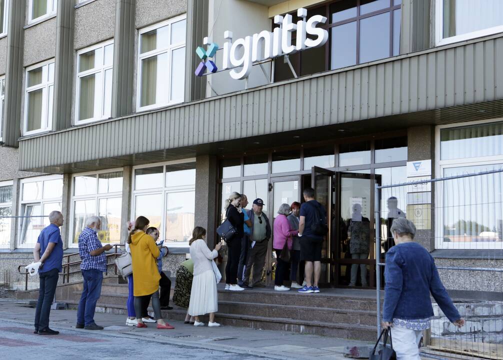 Spūstis: paskutinę liepos darbo dieną jau nuo ankstyvo ryto klientai stoviniavo prie "Ignitis" durų.