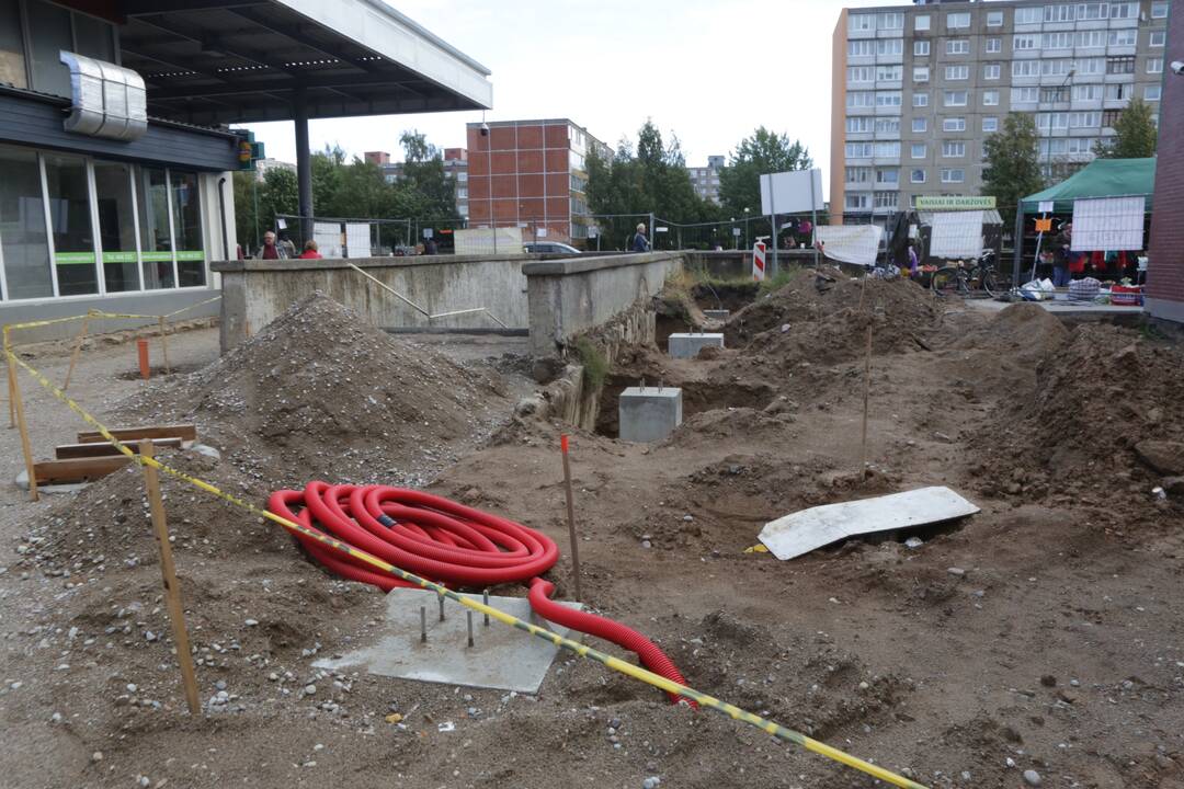 Svarbu: nors šiuo metu Vingio pasaže – griuvėsiai, žadama, kad jau spalį turėtų atsirasti pastato stogo konstrukcijos.