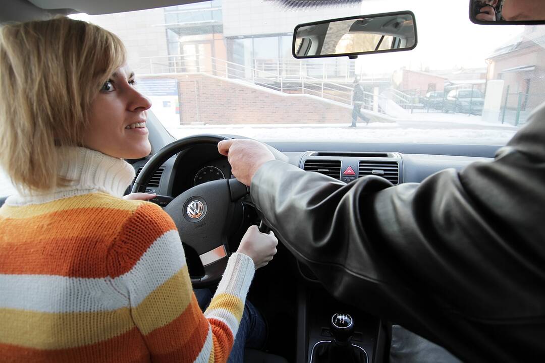 Pagalba: jei susidėvėjo pusašio lankstai, reikės žvilgtelėti į automobilio dugną.