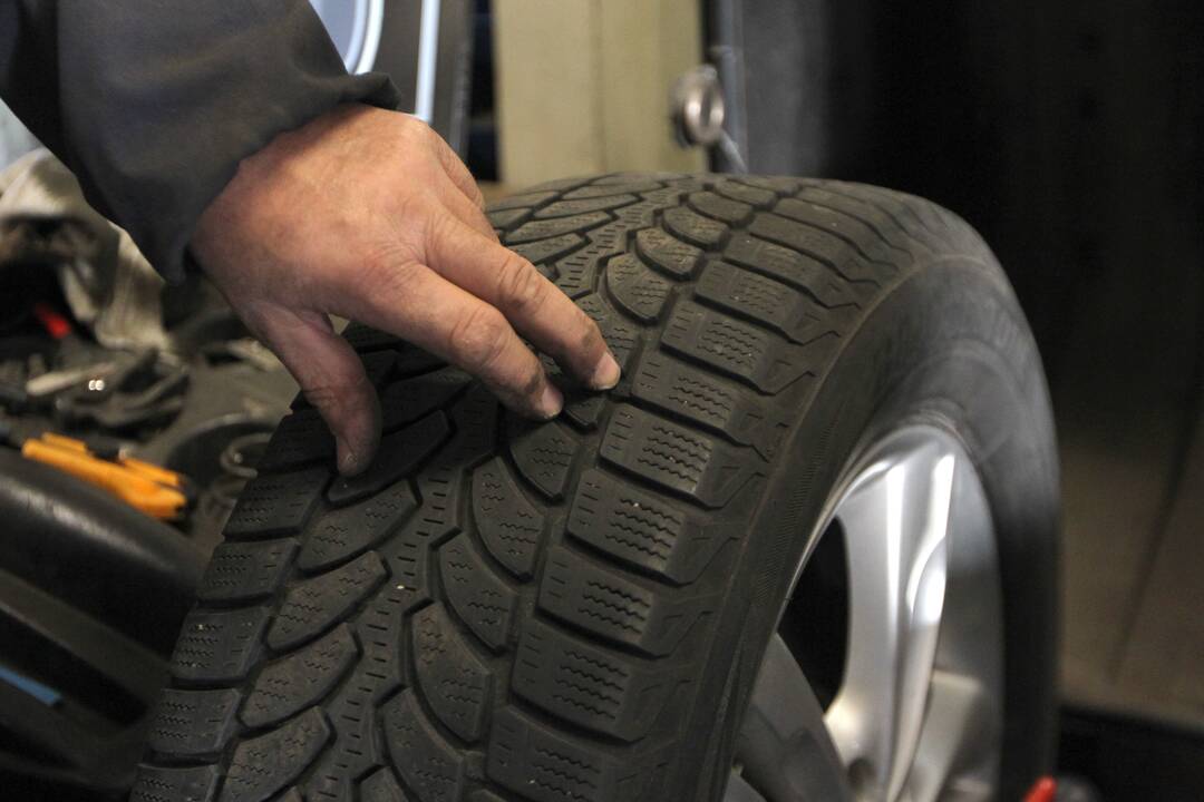 Pagalba: jei susidėvėjo pusašio lankstai, reikės žvilgtelėti į automobilio dugną.