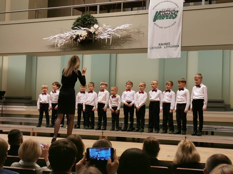 Profesionalai: po muzikos teorijos, solinio ir chorinio dainavimo pamokų „varpeliukai“ lipa į didžiąją sceną nejausdami streso.