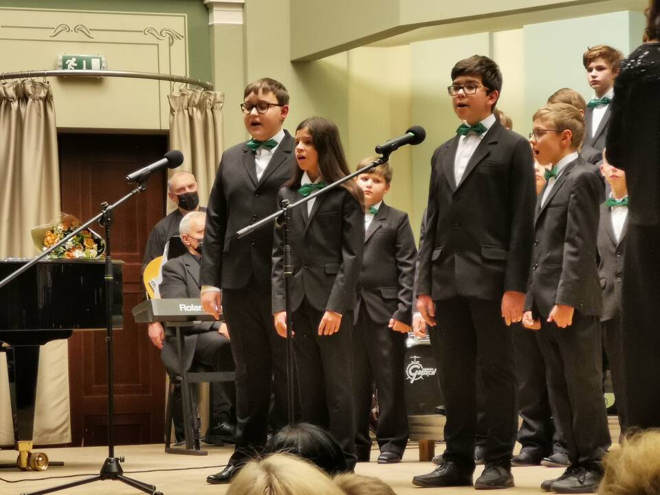 Profesionalai: po muzikos teorijos, solinio ir chorinio dainavimo pamokų „varpeliukai“ lipa į didžiąją sceną nejausdami streso.
