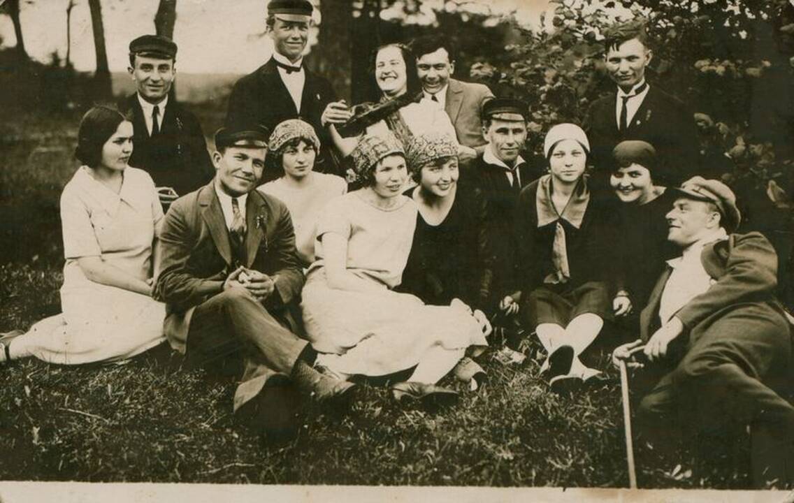 Dviese: J.Grušas su žmona Pulcherija. 1971 m.