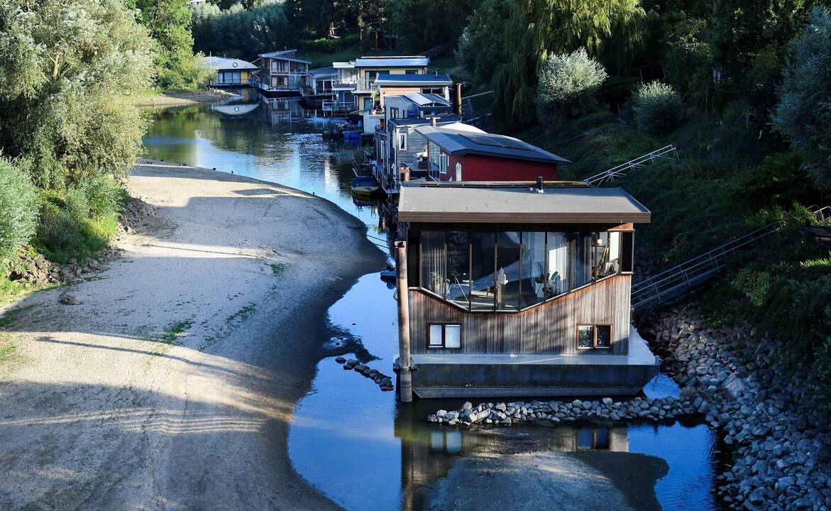 Laivyba: Vokietijoje Reino upe tarp seklumų manevruojantys laivai turi gerokai sumažinti apkrovas.