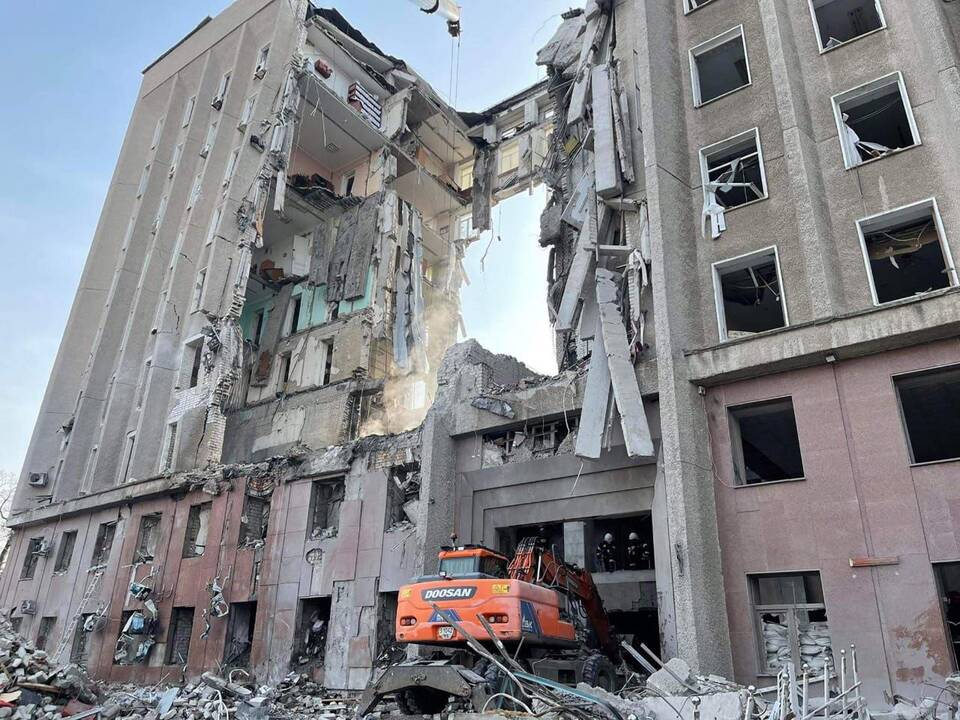 Rusijos smūgio administracijos pastatui Mykolajive aukų padaugėjo iki 28