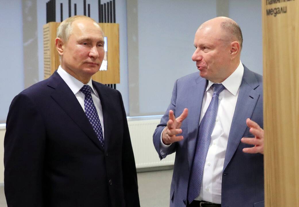 Padariniai: V.Putinas (kairėje) kariauja beprasmišką karą – V.Potaninas gaudo naudą.