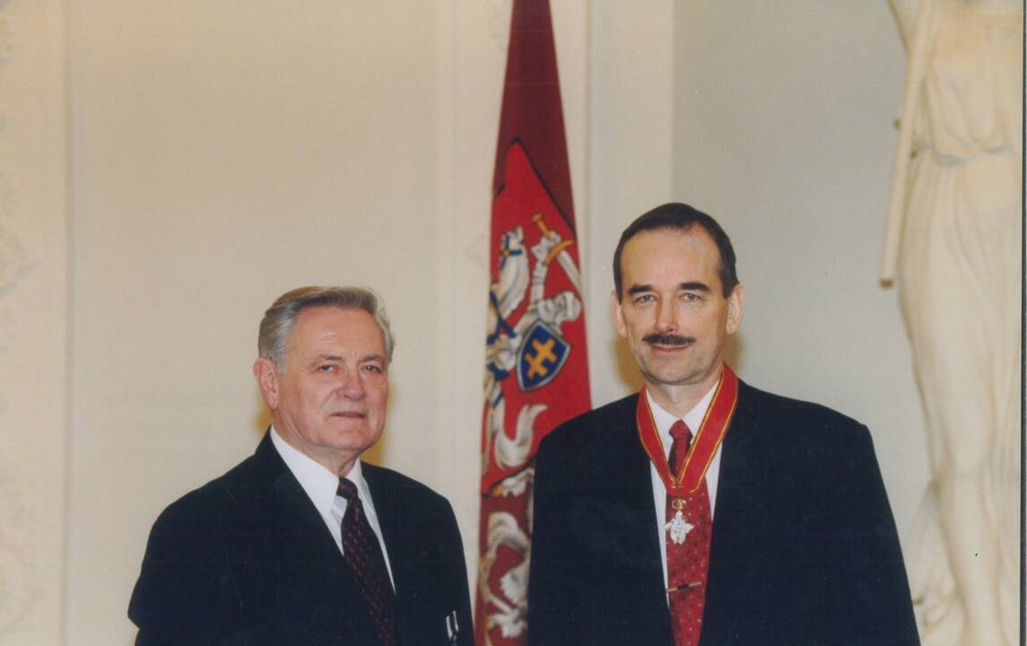 Pradžia: JAV pre­zi­den­tas B.Clin­to­nas prii­ma S.Sa­ka­laus­ko ski­ria­muo­sius raš­tus. 1997 m. lapk­ri­čio 17 d.