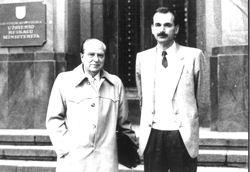Pradžia: JAV pre­zi­den­tas B.Clin­to­nas prii­ma S.Sa­ka­laus­ko ski­ria­muo­sius raš­tus. 1997 m. lapk­ri­čio 17 d.