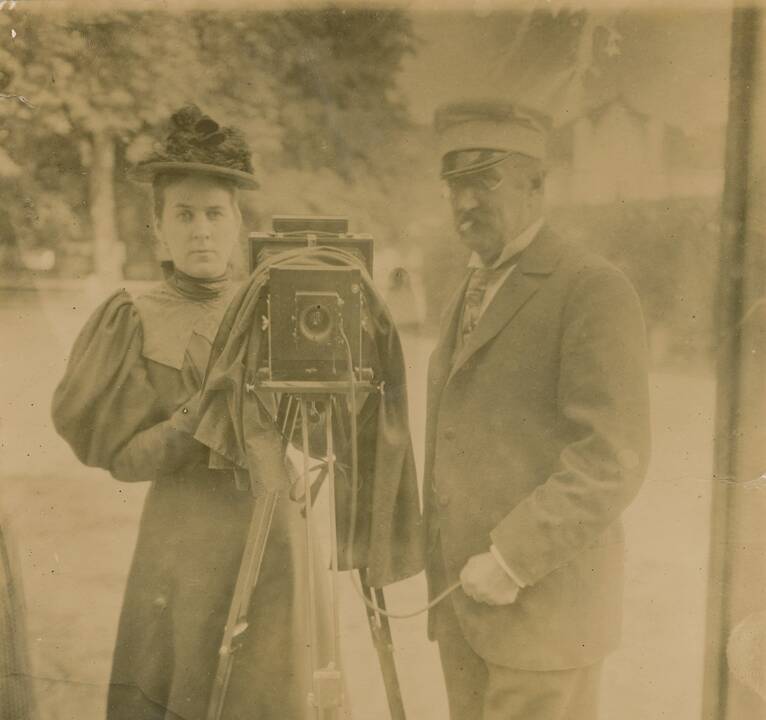 Istorija: filmo pagrindu tapo grafo S.K.Kosakovsko gyvenimas ir jo surinkta vaizdo medžiaga, įamžinusi XIX–XX a. sandūros Lietuvą.