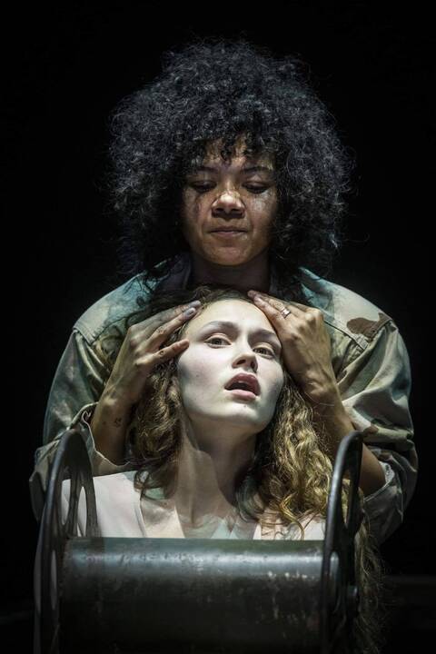 Įspūdis: norėdamas perteikti tragedijos mastą, kurį W.Shakespeare‘o pjesėje įžvelgė autorius ir jo amžininkai, O.Koršunovas Otelo vaidmenį patikėjo juodaodei moteriai.