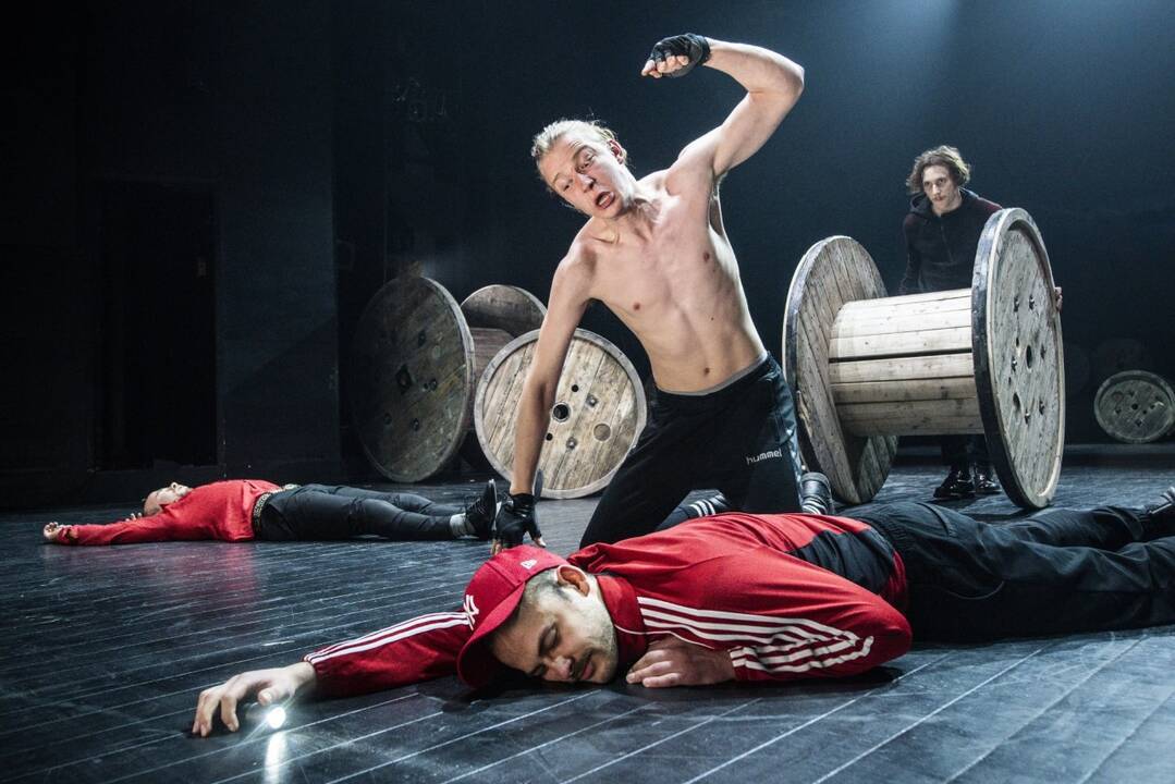 Įspūdis: norėdamas perteikti tragedijos mastą, kurį W.Shakespeare‘o pjesėje įžvelgė autorius ir jo amžininkai, O.Koršunovas Otelo vaidmenį patikėjo juodaodei moteriai.