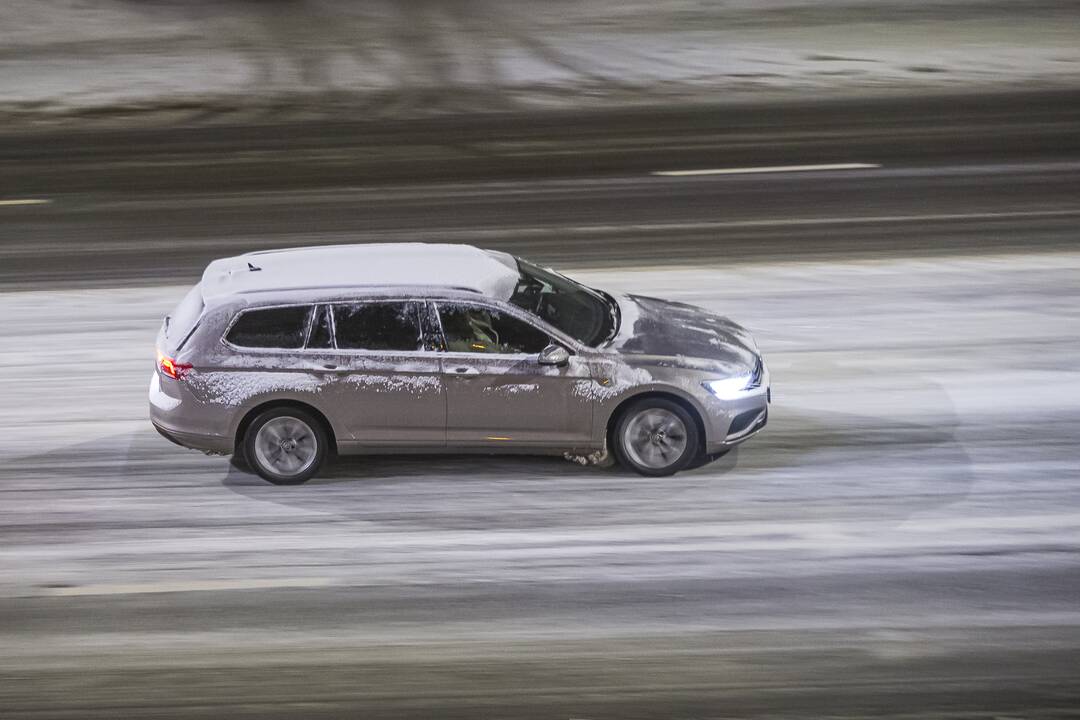 Šalies keliuose yra slidžių ruožų