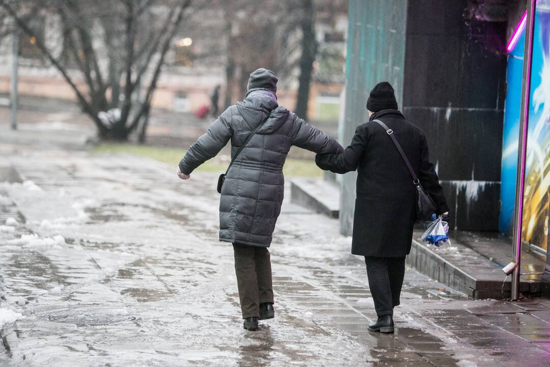 Kelininkai perspėja dėl slidžių kelių: naktį eismo sąlygas sunkins plikledis ir lijundra