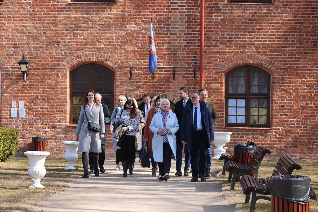 Vizitas: svečiai iš Plungės savivaldybės taip pat apžiūrėjo Raudondvario dvarą.