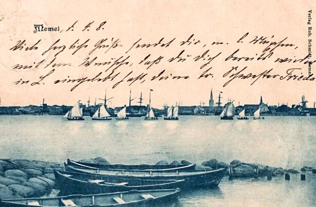 Žygis: Klaipėda žvelgiant iš Smiltynės 1899 m., kur laivybos kanale matosi jachtos.