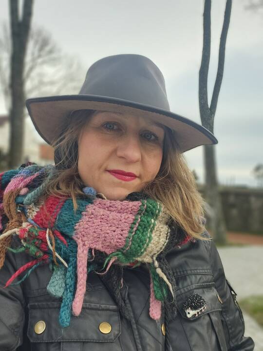 Paralelė: anot tapybos darbų parodos „Kelionė per dykumą“ autorės  L. M. Bujės, kiekvienas iš mūsų vienaip ar kitaip išgyvename asmenines keliones per dykumas.
