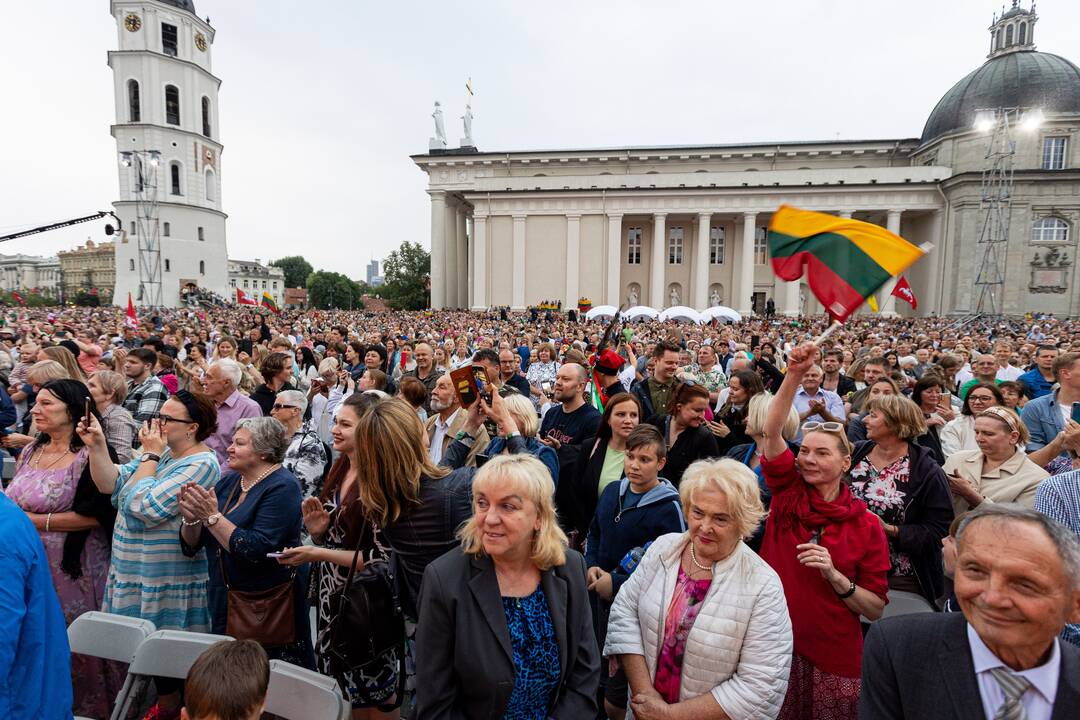 Tautiškos giesmės giedojimas Vilniaus Katedros aikštėje