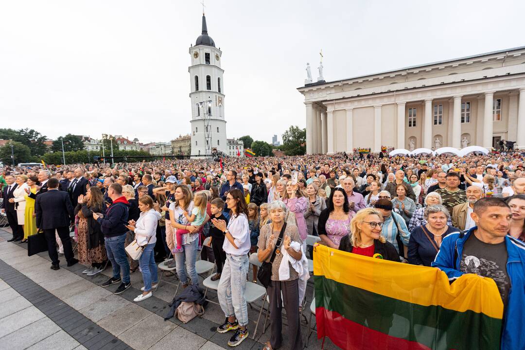 Tautiškos giesmės giedojimas Vilniaus Katedros aikštėje